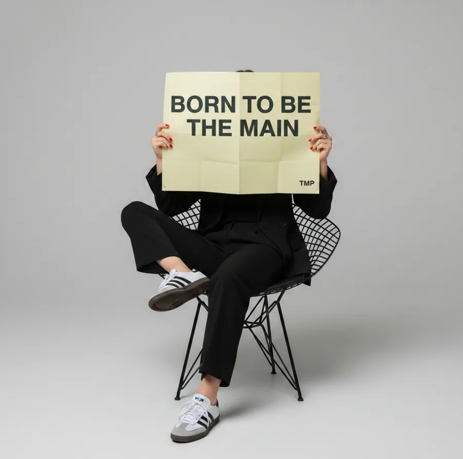 Persona leyendo una revista con la portada Born to be the main